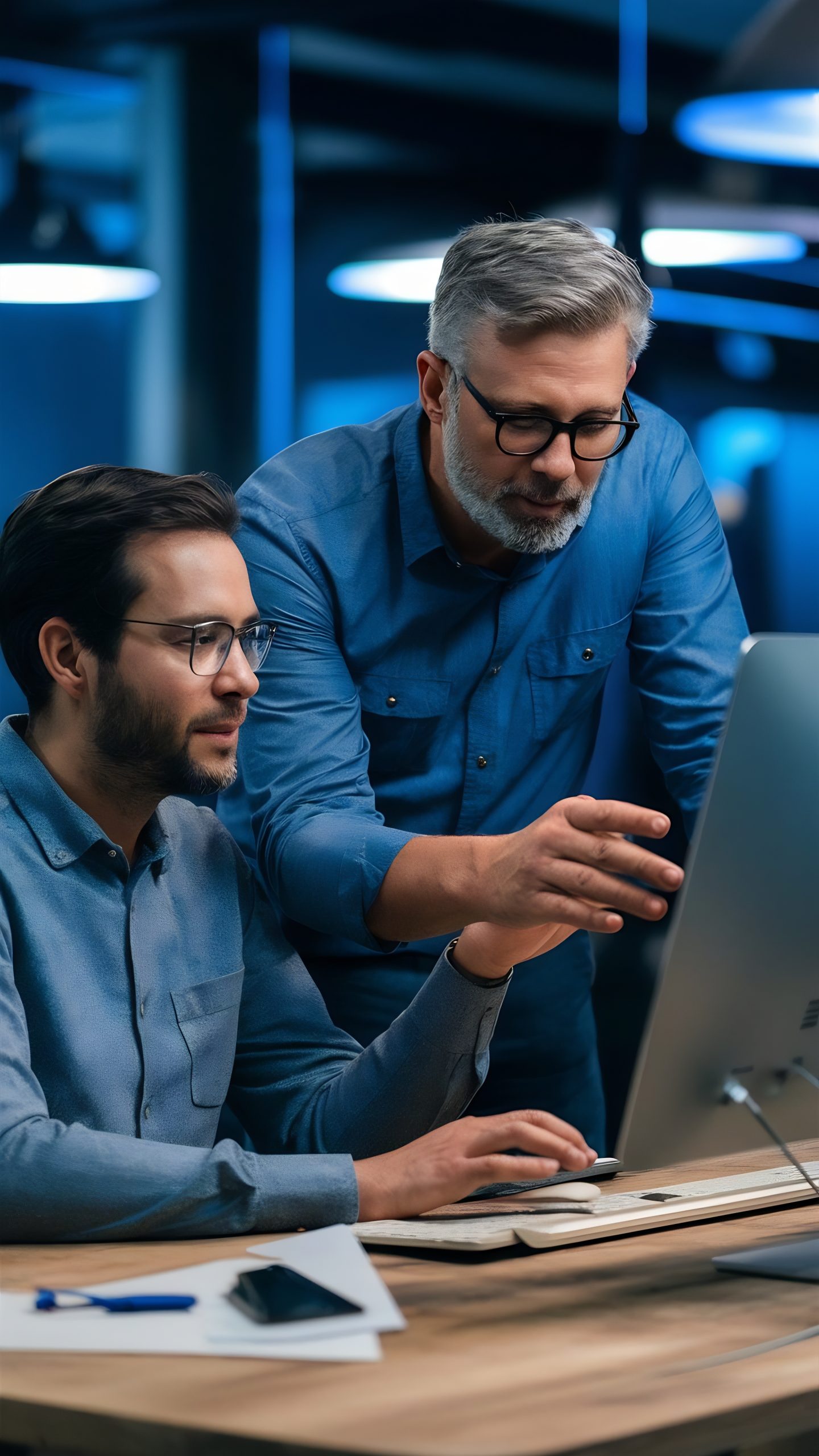 business-people-manager-collaboration-computer-advice-feedback-problem-solving-t